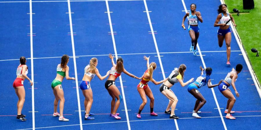 Die 4x400-Meter-Staffel-Läuferinnen sind bereit für die Stabübergabe.