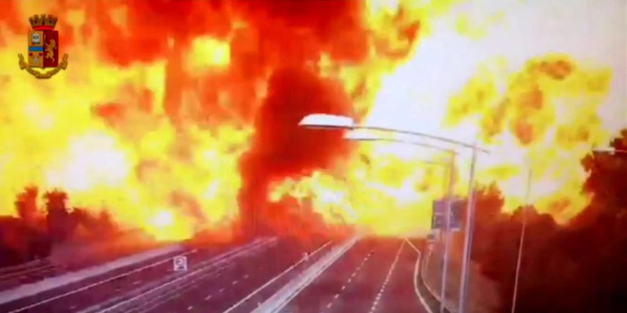 Dieser Screenshot aus einem von der italienischen Polizei (Polizia di Stato) zur Verfügung gestellten Video zeigt Feuer und Rauch, nachdem auf der Autobahn nahe des Flughafens ein Tanklaster explodiert ist.