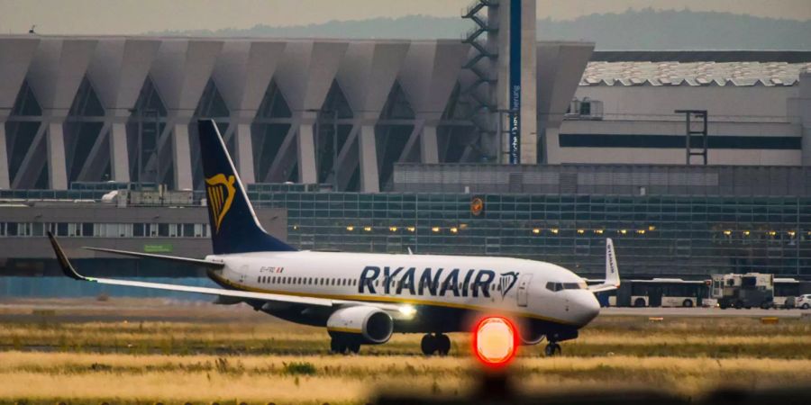 Eine Maschine der irischen Fluggesellschaft Ryanair rollt am Flughafen-Terminal vorbei.