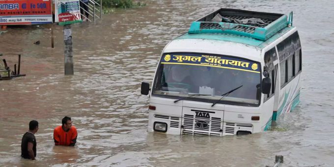 In Nepal treten Flüsse über ihre Ufer und die Erdrutsche zerstören viele Dörfer. In Nepal treten Flüsse über ihre Ufer und die Erdrutsche zerstören viele Dörfer.