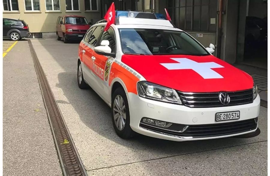 Go: Die Kapo Bern zeigt, wie man das Auto während der WM schmücken darf.