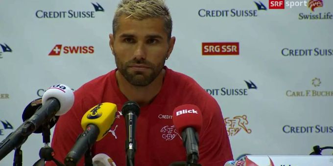 «Hängen oft am Handy rum»: Valon Behrami über den Komfort in der Unterkunft. «Hängen oft am Handy rum»: Valon Behrami über den Komfort in der Unterkunft.