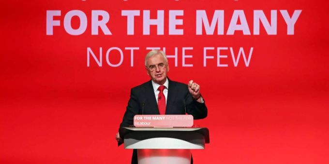 Schattenkanzler John McDonnell vor dem Slogan der Labour-Partei: «Für alle statt für wenige». Die Schweizer SP soll sich nicht nur in Sachen Slogan, sondern auch beim Grundeinkommen an Labour orientieren. Schattenkanzler John McDonnell vor dem Slogan der Labour-Partei: «Für alle statt für wenige». Die Schweizer SP soll sich nicht nur in Sachen Slogan, sondern auch beim Grundeinkommen an Labour orientieren.