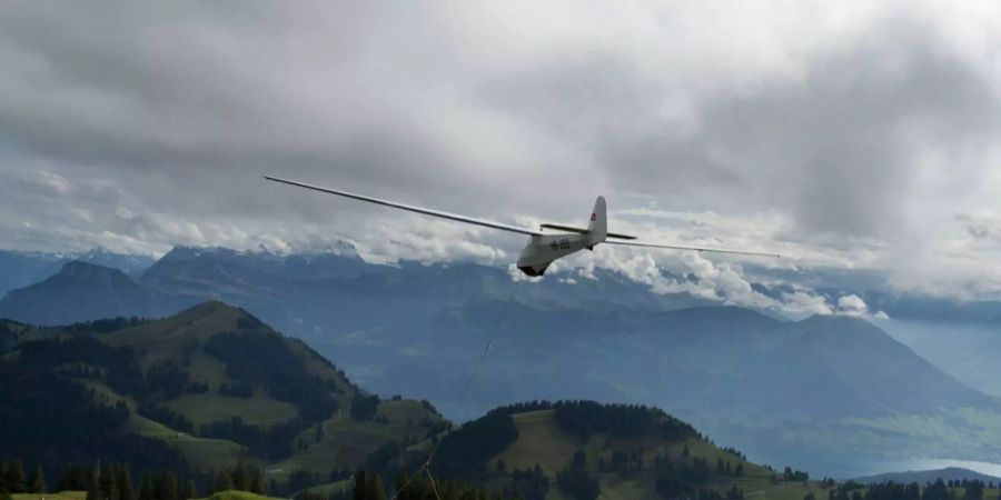 Der 77-jährige Pilot wurde beim Absturz leicht verletzt. (Symbolbild)