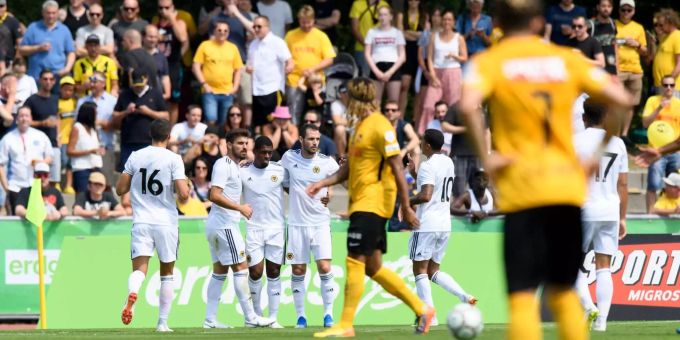 Die Wolverhampton Wanderers (in Weiss) gewinnen den Uhrencup. Die Wolverhampton Wanderers (in Weiss) gewinnen den Uhrencup.