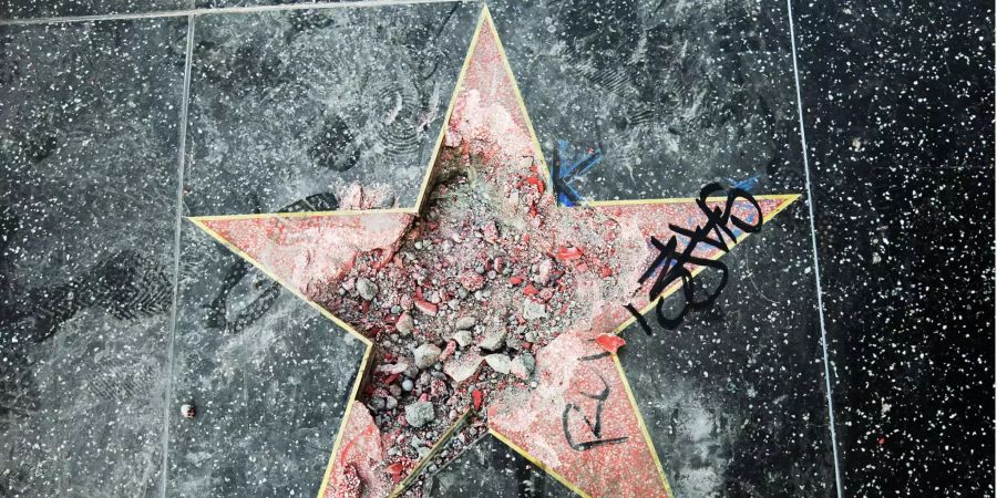 Dieses Foto zeigt den zerstörten Stern des amtierenden US-Präsidenten Trump auf dem Hollywood Walk of Fame.