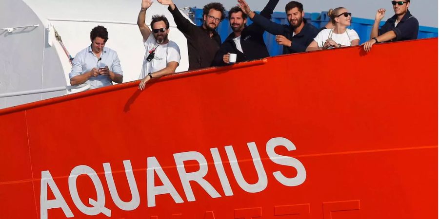 Crew-Mitglieder auf dem Rettungsschiff Aquarius vor dem Hafen in Marseille.