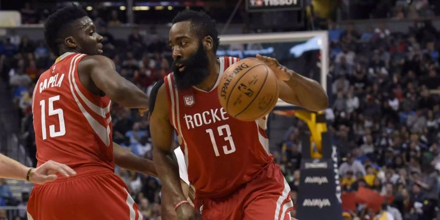 Clint Capela (l.) und Superstar James Harden gewinnen mit den Houston Rockets.