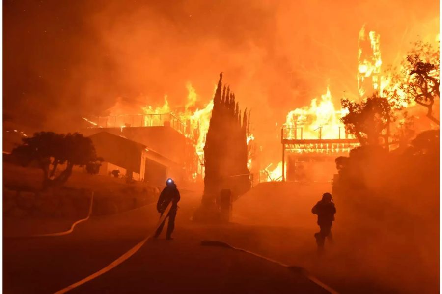 Hunderte Feuerwehrleute kämpften gegen die Flammen.