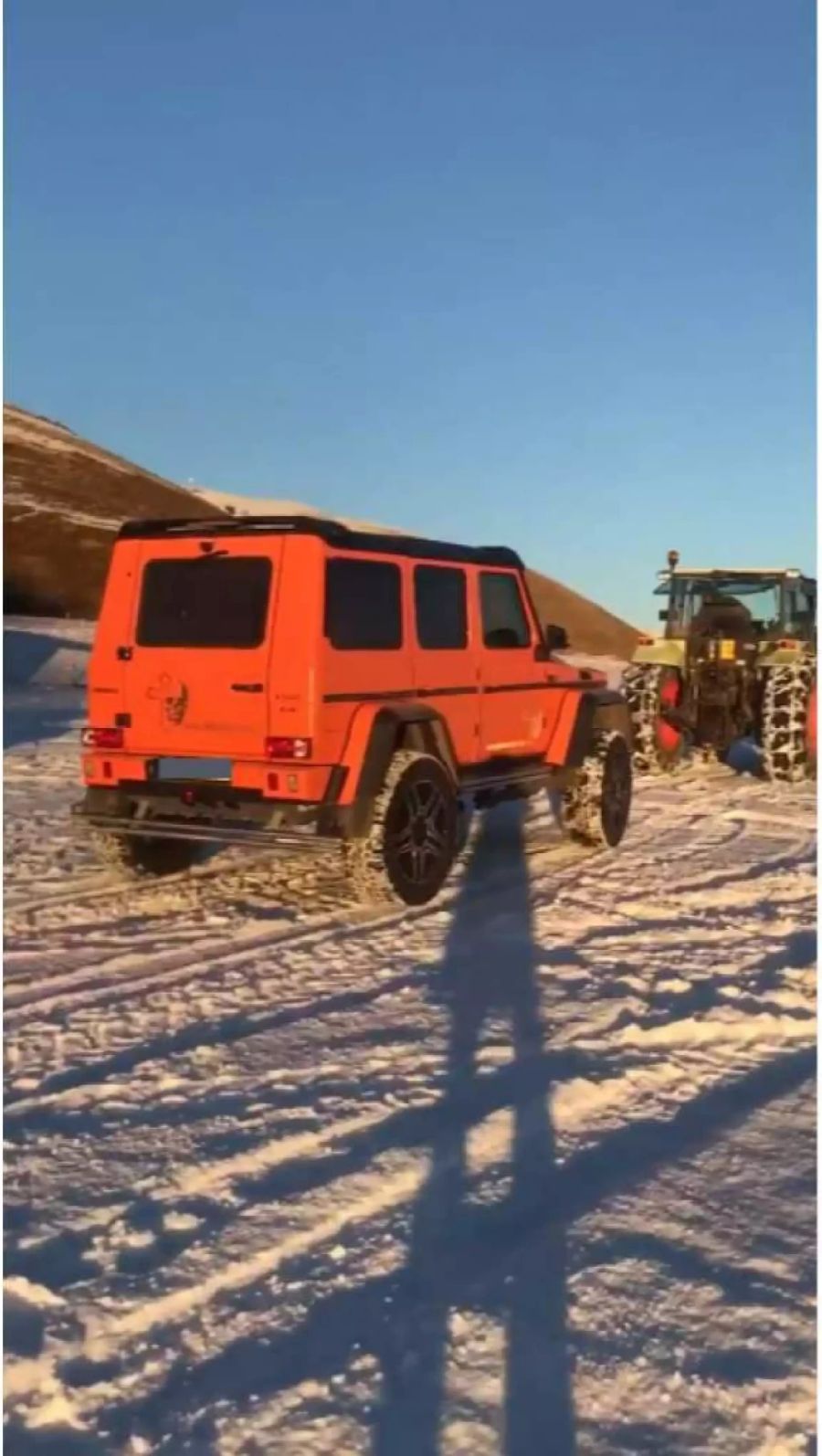 Abgeschleppt: Der Luxus-Mercedes der Geissens hielt dem Schnee nicht stand.