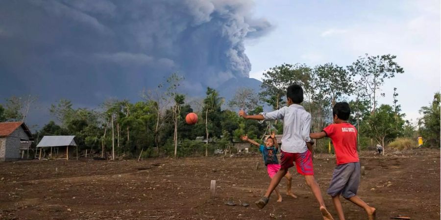 Da der internationale Flughafen auf Bali geschlossen wurde, sitzen tausende Urlauber auf der Insel fest.