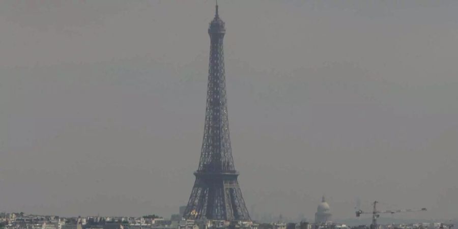 An Gedenken an die Anschlagopfer in Ägypten bleiben die Lichter des Pariser Eiffelturm in der Nacht ausgeschaltet.