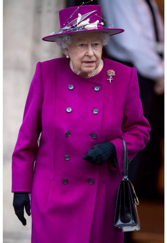 Zeigt Herz: Queen Elizabeth II. hat Meghan zu Weihnachten eingeladen. Zeigt Herz: Queen Elizabeth II. hat Meghan zu Weihnachten eingeladen.