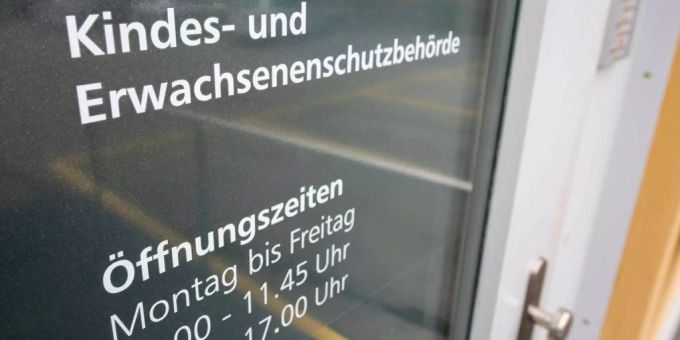 Neu sollen auch Kita-MitarbeiterInnen und Sportrainer einer Meldepflicht unterliegen. Neu sollen auch Kita-MitarbeiterInnen und Sportrainer einer Meldepflicht unterliegen.