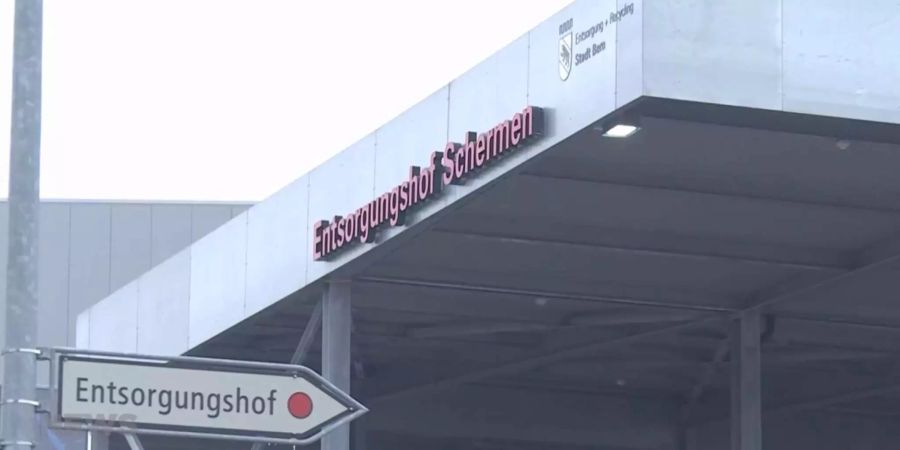 Eigentlich würde brennbares Sperrgut pro Kilogramm nur 23 Rappen kosten, trotzdem stellen viele Stadtberner ihre alten Möbel einfach aufs Trottoir.