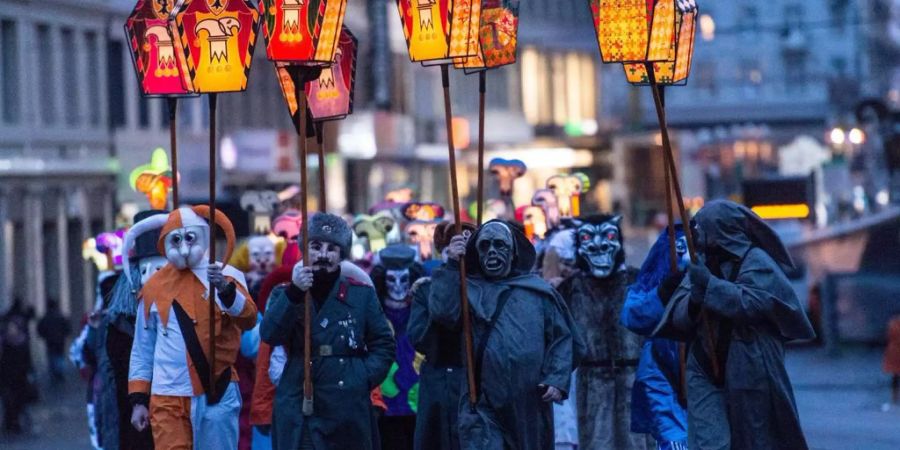 Die Basler Fasnacht beginnt am 27. Februar 2023 um 4 Uhr morgens mit dem Morgestraich.