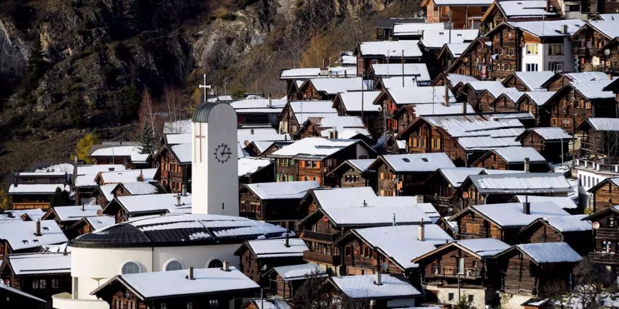 Das kleine Dorf namens Albinen liegt am Südhang am Eingang zum Dalatal.