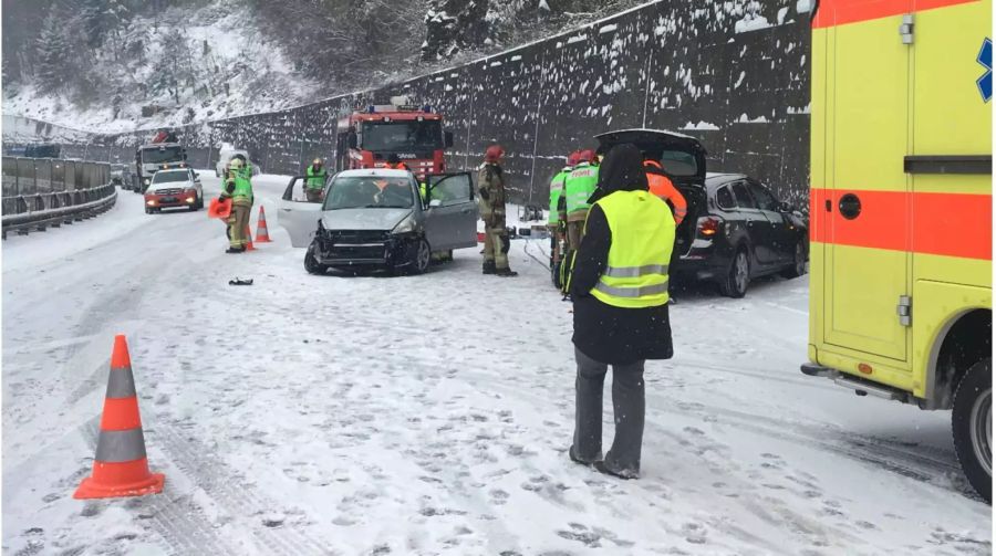 Bei einer Frontalkollision zweier Autos bei Därligen wurden fünf Personen verletzt.