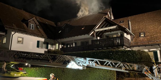 Feuer in Neerach ZH - Dachstockbrand in Mehrfamilienhaus