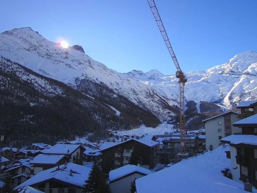 Blick vom Dorf Saas-Fee auf die Berge.