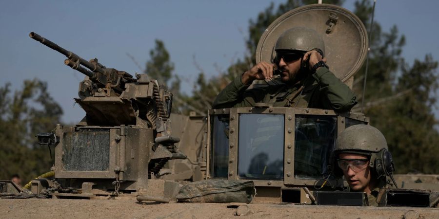 Israelische Soldaten in einem gepanzerten Fahrzeug in der Nähe der Grenze zum Gazastreifen.