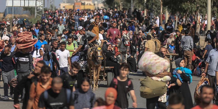 Palästinenser - darunter viele Familien und Kinder - aus Gaza und anderen Teilen des nördlichen Gazastreifens fliehen in Richtung der südlichen Gebiete des Gazastreifens. Foto: Mohammed Talatene/dpa