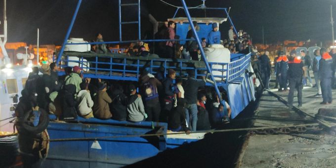 Aus Afrika - Mehr als 1300 Flüchtlinge auf Lampedusa gelandet