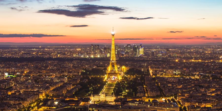 Aufnahme von Paris und dem Eiffelturm bei Nacht.