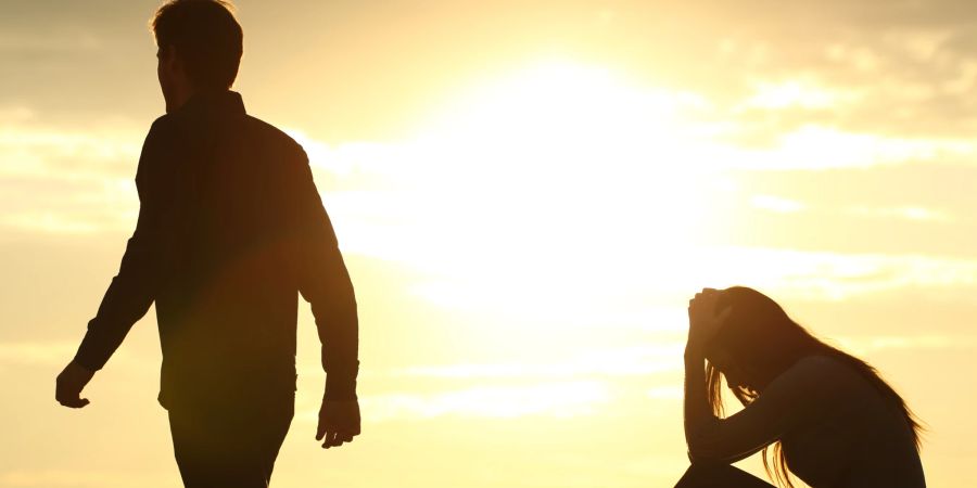 paar im sonnenuntergang, streitet, mann läuft davon, meer, strand