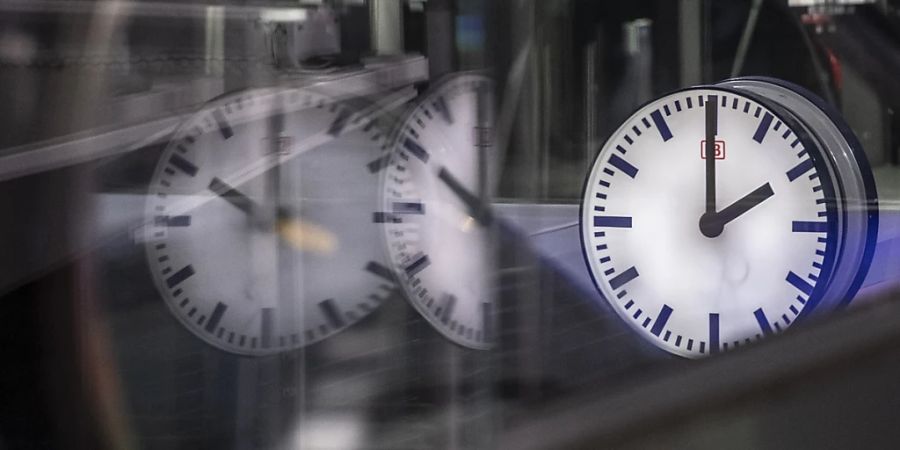 Um 03.00 Uhr wurden die Uhren um eine Stunde zurückgestellt. (Archivbild)