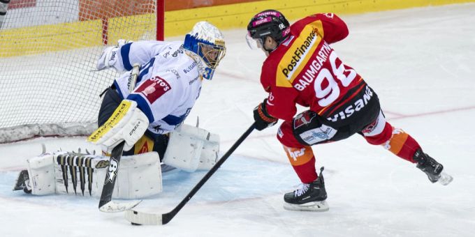 Benjamin Baumgartner scheitert wie alle anderen Berner an Goalie Leonardo Genoni von Zug. scb scl tigers biel