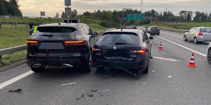 Cham: Blockierte Überholspur nach Auffahrunfall auf A14. Cham: Auffahrunfall