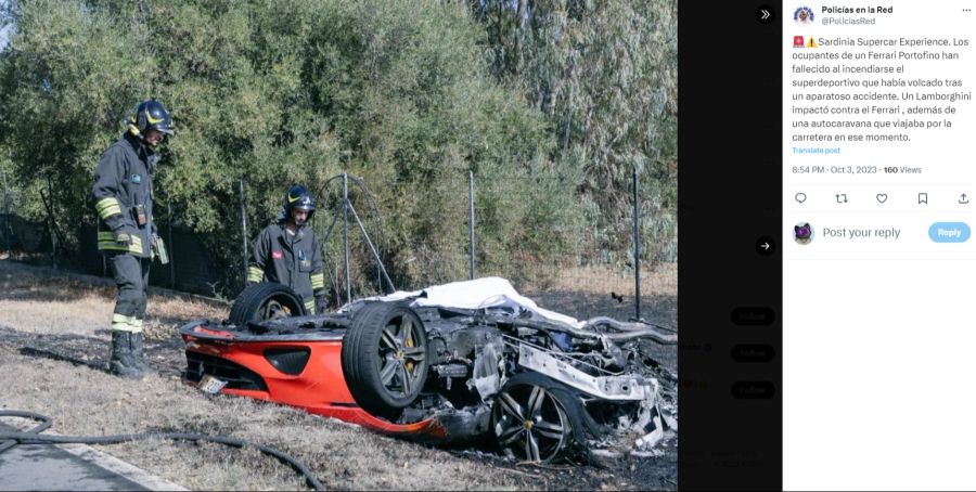 Feuerwehrmänner stehen auf Sardinien vor dem ausgebrannten Ferrari-Wrack. Das Schweizer Ehepaar starb in den Flammen.