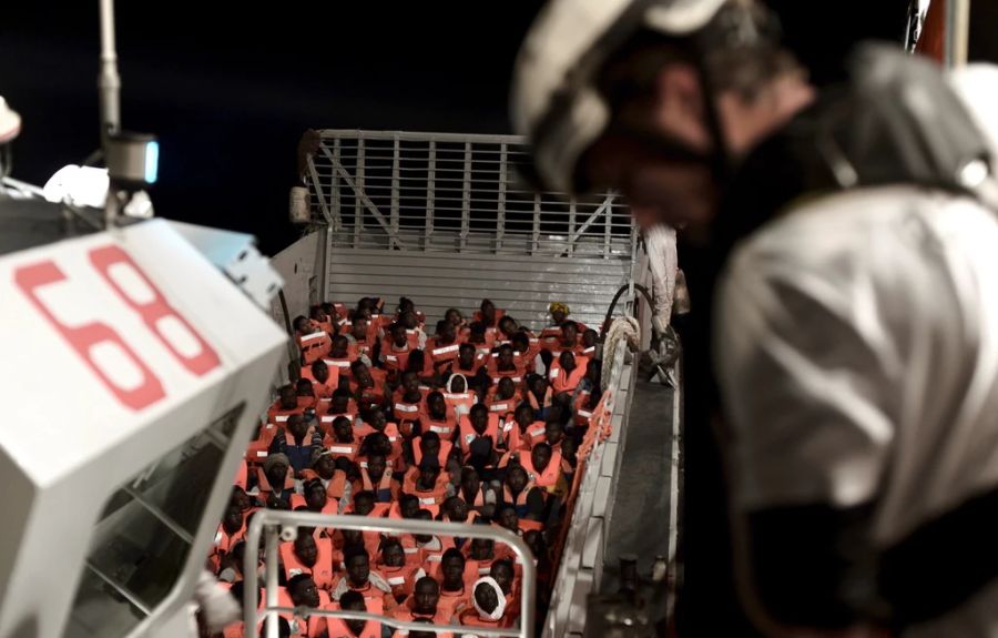 Schon wenige Meilen vor der libyschen Küste hätten die Retter-Schiffe Flüchtlinge abgeholt und nach Europa gebracht.