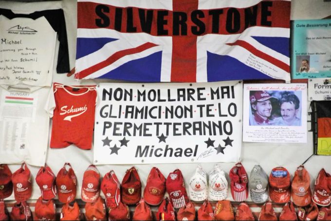 Fanartikel an einer Wand im Michael Schumacher Kart- und Eventcenter in Kerpen, die nach dem Ski-Unfall von Michael Schumacher dort aufgehangen wurden. Michael Schumacher