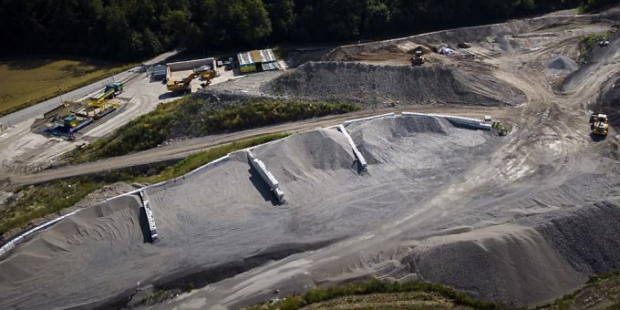 In der Schweiz zeichnet sich ein Mangel an Abfalldeponieplätzen ab. Im Bild die Deponie Chalberhau in Rümlang ZH. (Archivbild) Abfalldeponie