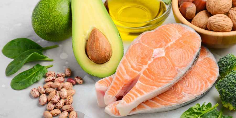 Gesunde Fette und eine ausgewogene Ernährung tragen dazu bei, die Cholesterinwerte im grünen Bereich zu halten.