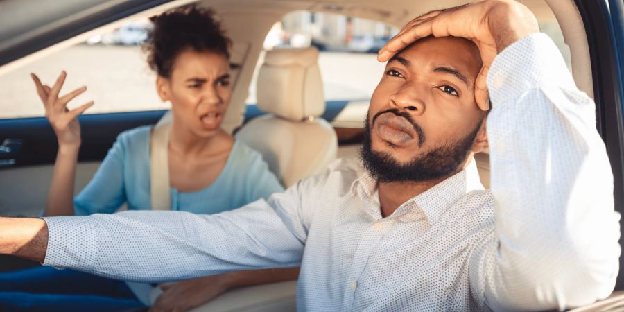 schwarzes paar streitet in auto