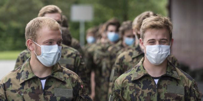Die körperliche Leistungsfähigkeit der Schweizer Wehrpflichtigen hat seit der Corona-Pandemie abgenommen. (Symbolbild) Rekrutenschule Coronavirus