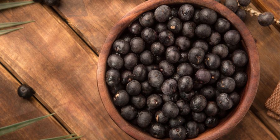 Schale Açai-Beeren Holztisch.