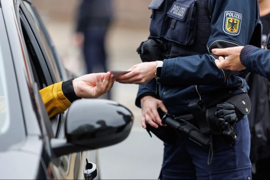 Die deutsche Polizei kontrolliert seit einigen Tagen verstärkt an ihren Grenzen zu Tschechien, Polen und der Schweiz.