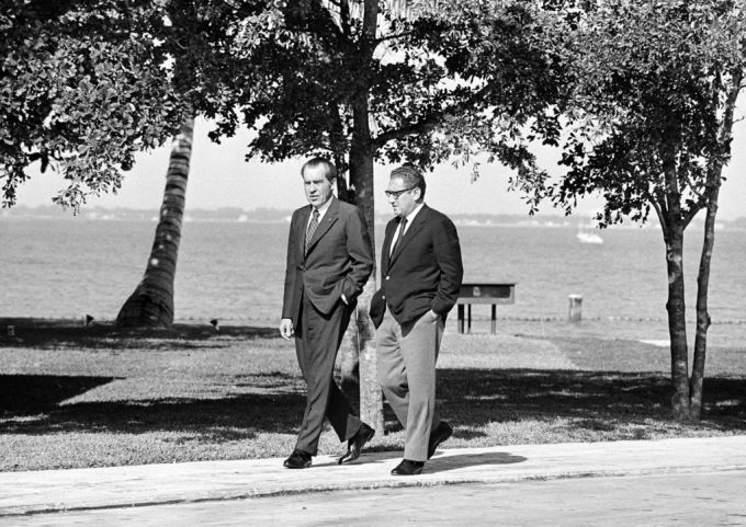 Henry Kissinger (rechts) im Gespräch mit US-Präsident Richard Nixon. Kissinger
