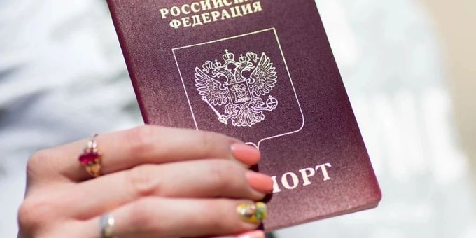Der russische Pass kann für Menschen in Lettland zur Belastung werden. Russland Lettland