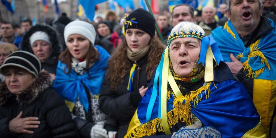 Beginn der Maidan-Proteste: Ukrainische Bürgerinnen und Bürger singen im November 2013 auf dem Unabhängigkeitsplatz in Kiew die Nationalhsymne.