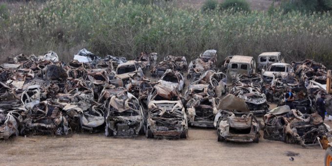 Zerstörte Autos in Israel. Israel Krieg