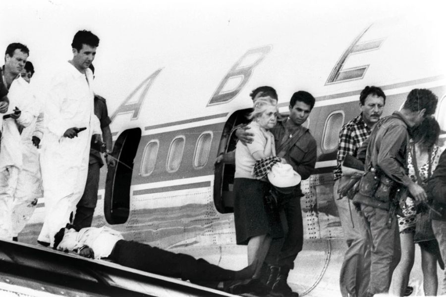 Die geretteten Israelis mit Soldaten am Lod Ben Gurion-Flughafen im Jahr 1972.