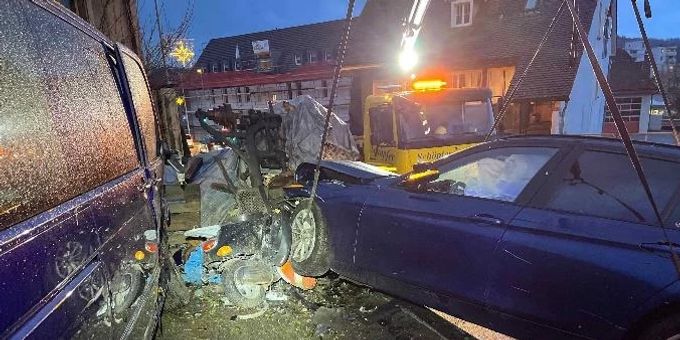 Niedergösgen: Auto prallt in mehrere parkierte Fahrzeuge und Gegenstände. Unfall in Niedergösgen