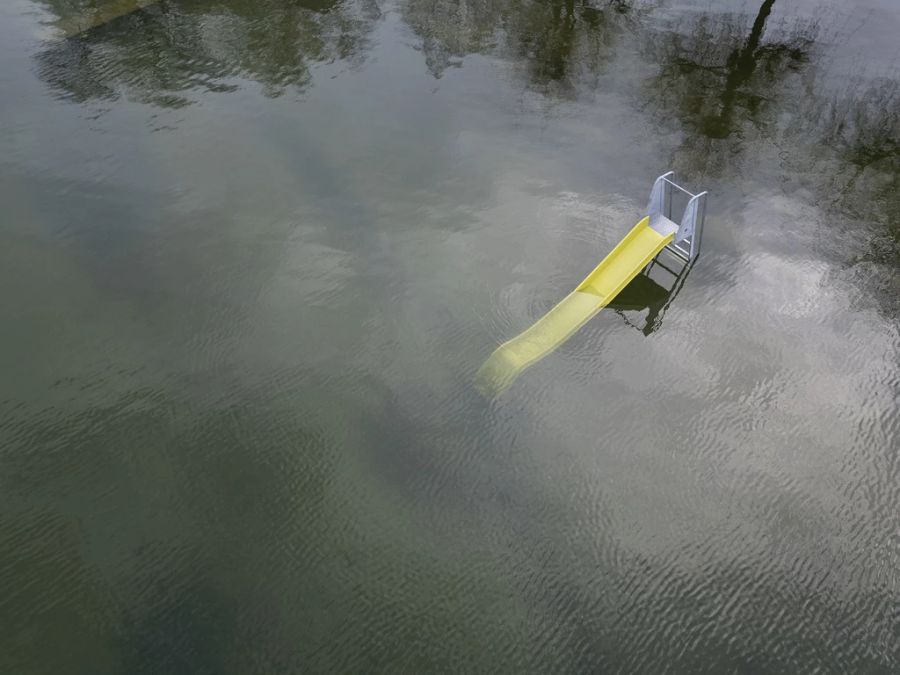 Rutschbahnen wurden kurzerhand zu Wasserrutschen.