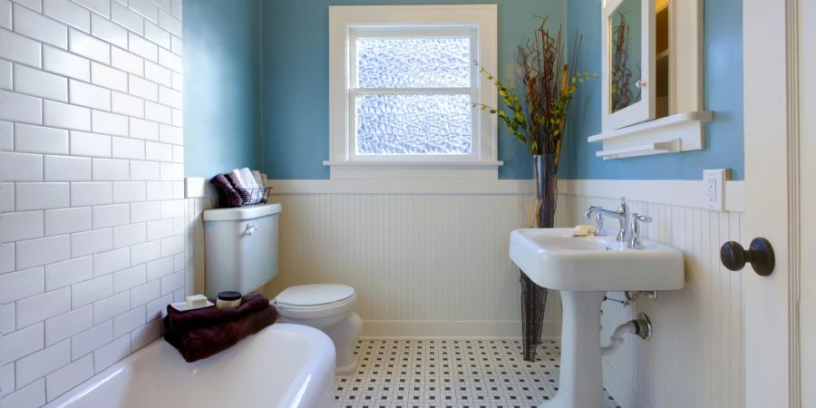 Frische Farben im Badezimmer bringen Schwung in Ihre Morgenroutine.