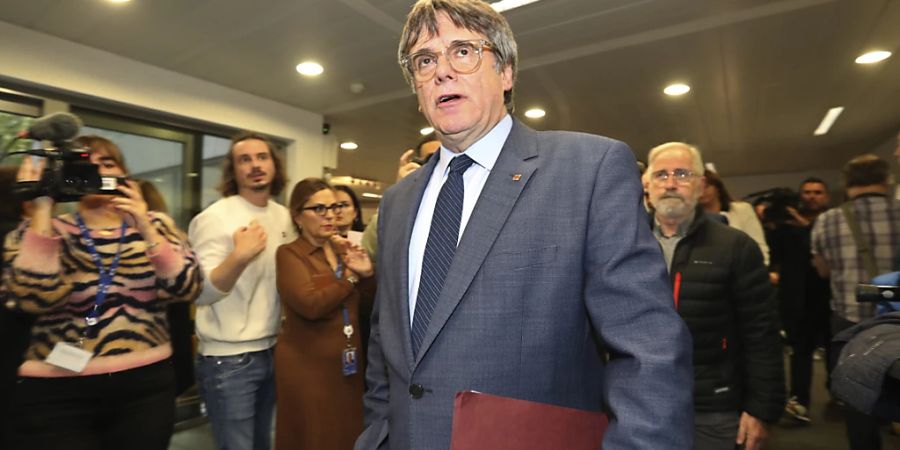 Carles Puigdemont, ehemaliger katalanischer Ministerpräsident, trifft zu einer Pressekonferenz ein. Foto: ---/Europa Press/AP/dpa